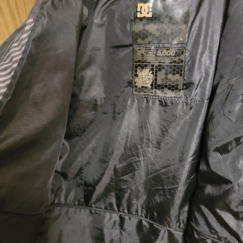 DC Snowboarding/Ski Jacket (Ladies L) - Picture 7 of 7